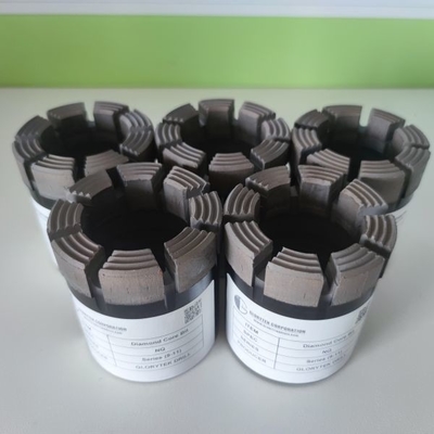 Perforación de núcleo con punta de diamante negro para pared de hormigón reforzado