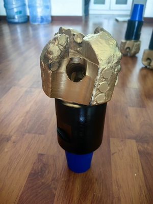 127 mm Pdc Rock Drill Bit 4 Cuchilla con 2 3/8 REG Cuerpo de acero de cara dura