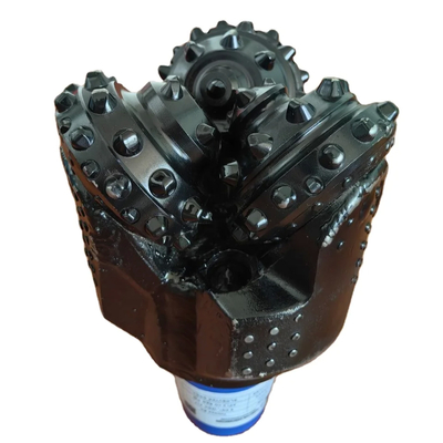 Profundidad máxima del agujero de 30 m Rig de perforación de roca integrada con cabina y tubo de perforación de 114 mm OD